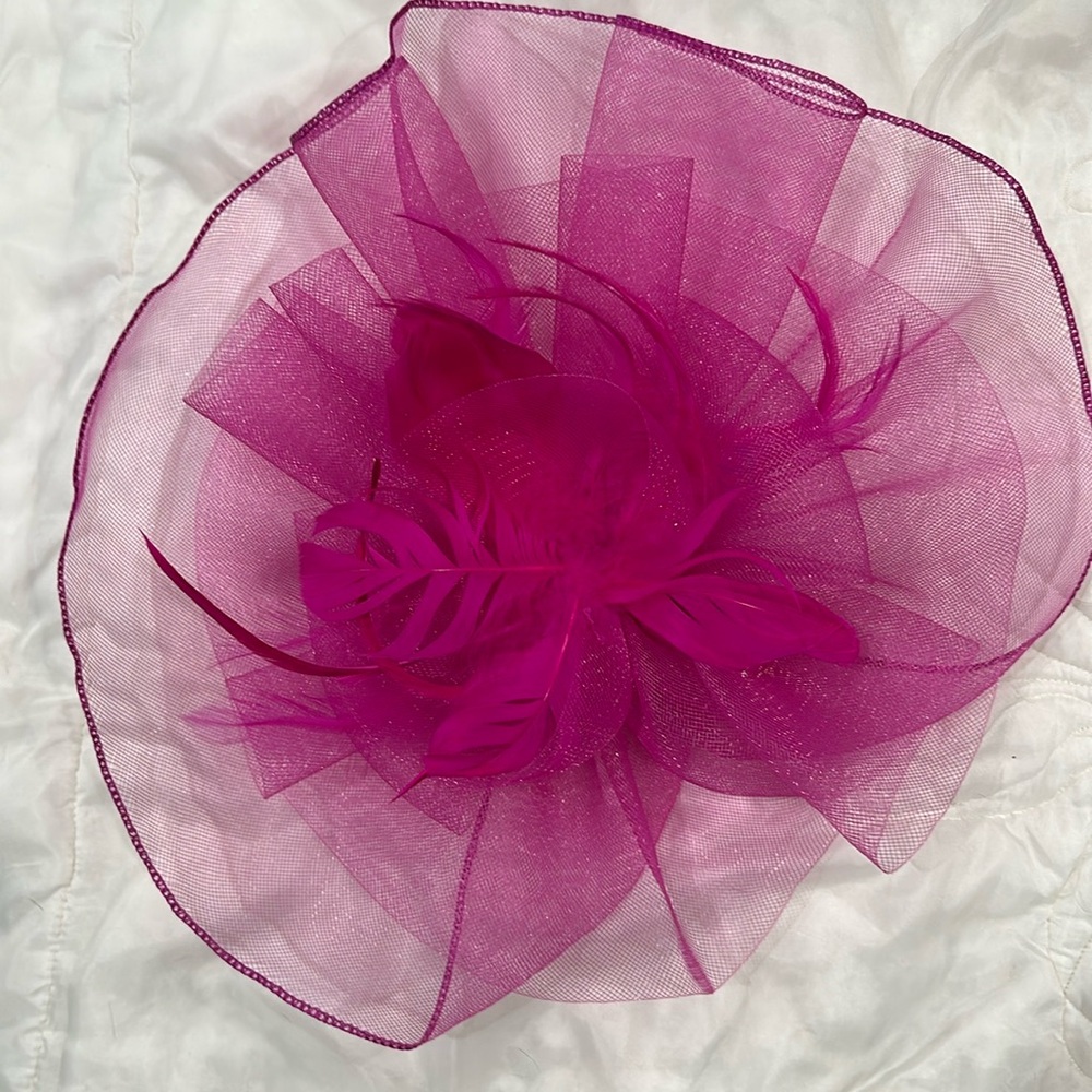 Awesome pink clip on hat. Perfect for the Kentucky Derby.